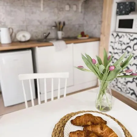 Flat White Flat Apartment *